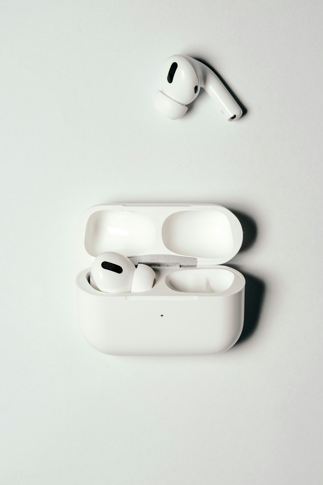 white-apple-earpods-in-white-case-pclu1xhmgiu