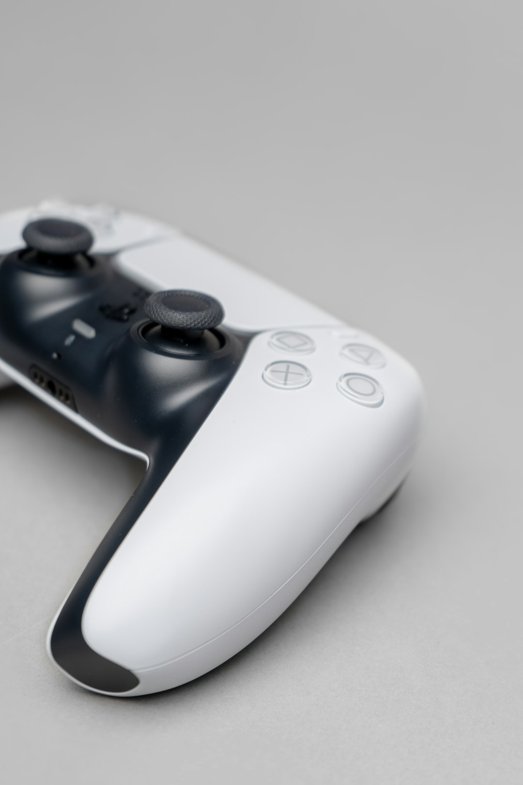 white-xbox-one-game-controller-pex3e51phie